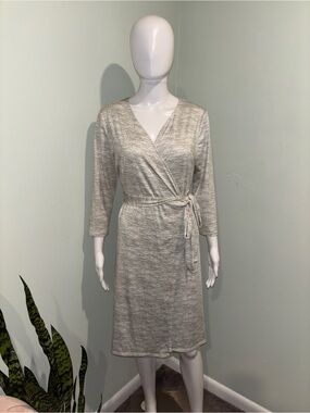 LuLaRoe Michelle Light Gray 3/4 Sleeve Knee Length V-Neck Wrap Dress - M